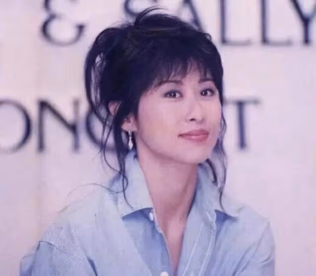 61歲葉倩文參加婚宴吃酒席,滿頭白髮顏值驚艷,打扮年輕氣質出眾