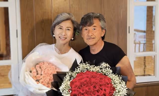 61歲葉倩文參加婚宴吃酒席,滿頭白髮顏值驚艷,打扮年輕氣質出眾