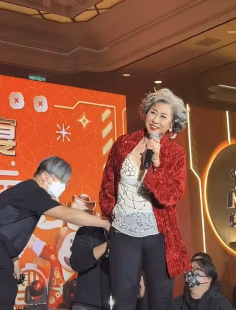 61歲葉倩文參加婚宴吃酒席,滿頭白髮顏值驚艷,打扮年輕氣質出眾