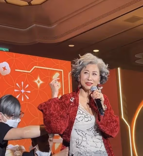 61歲葉倩文參加婚宴吃酒席,滿頭白髮顏值驚艷,打扮年輕氣質出眾