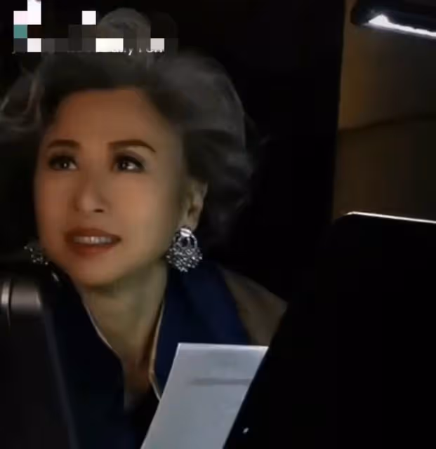 61歲葉倩文參加婚宴吃酒席,滿頭白髮顏值驚艷,打扮年輕氣質出眾
