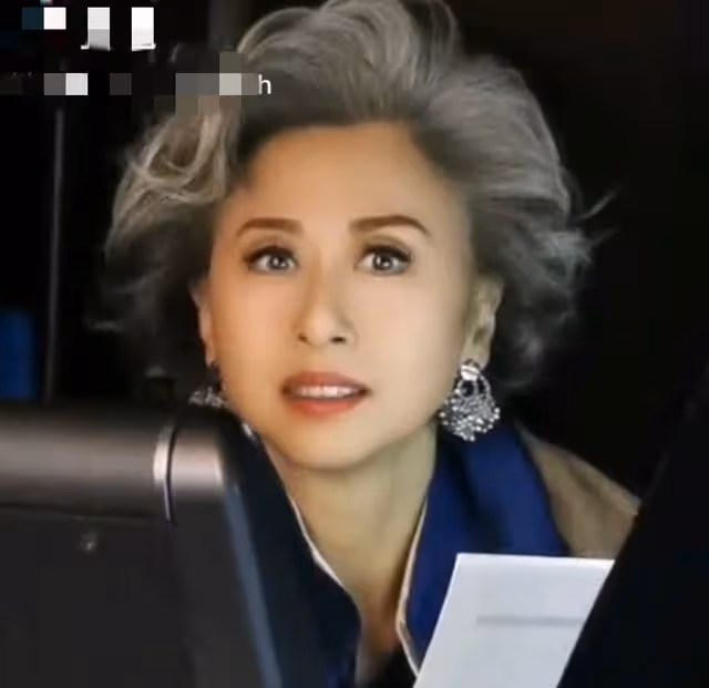 61歲葉倩文參加婚宴吃酒席,滿頭白髮顏值驚艷,打扮年輕氣質出眾