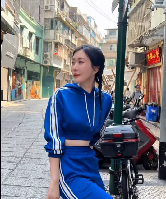 41歲田朴珺：曬澳門遊玩照，扎兩個小辮子，穿著打扮就像個大學生