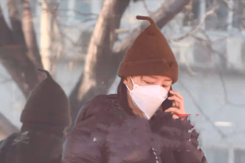 43歲張靜初開豪車就醫,手持檢查單面露不安,全程打電話神情焦灼