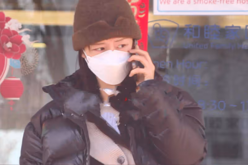 43歲張靜初開豪車就醫,手持檢查單面露不安,全程打電話神情焦灼