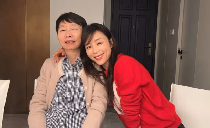 43歲張靜初開豪車就醫,手持檢查單面露不安,全程打電話神情焦灼