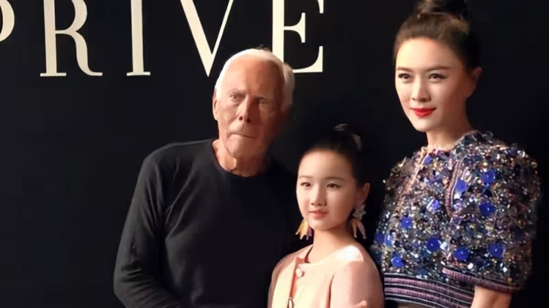 田海蓉近照曝光，年近五十歲老公成謎，帶女兒出席活動嫵媚明艷！