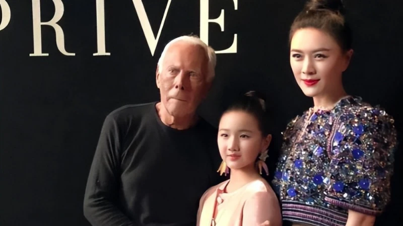 田海蓉近照曝光，年近五十歲老公成謎，帶女兒出席活動嫵媚明艷！