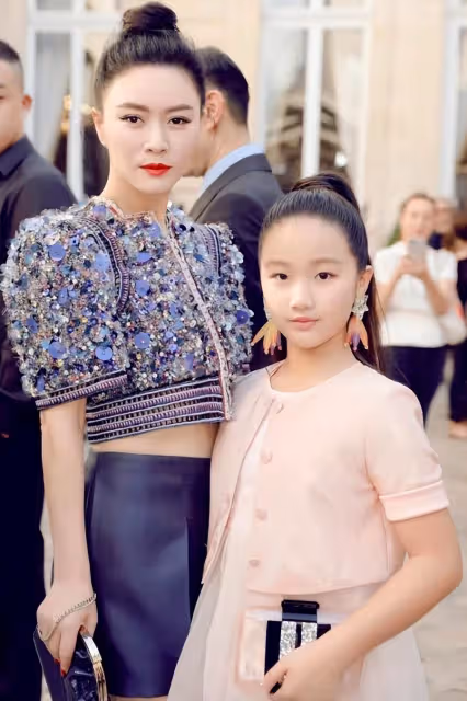 田海蓉近照曝光,年近五十歲老公成謎,帶女兒出席活動嫵媚明艷!