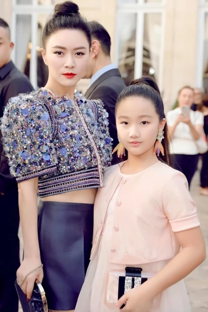 田海蓉近照曝光,年近五十歲老公成謎,帶女兒出席活動嫵媚明艷!