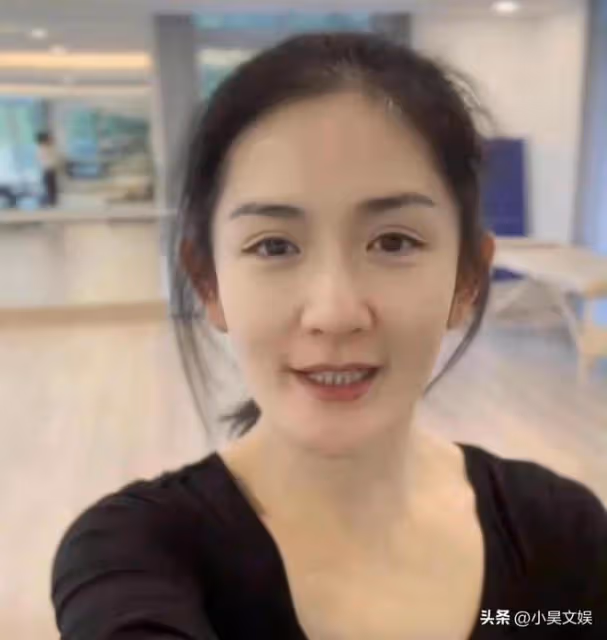 謝娜瘦了20斤,整個人氣質都變了,仨孩子媽媽變身清冷美女!