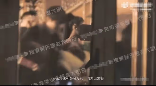知名歌手疑戀情曝光，凌晨穿性感短裙喝酒，被男方親密摟腰好曖昧