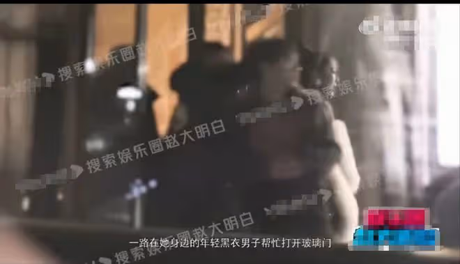 知名歌手疑戀情曝光，凌晨穿性感短裙喝酒，被男方親密摟腰好曖昧