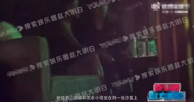 知名歌手疑戀情曝光，凌晨穿性感短裙喝酒，被男方親密摟腰好曖昧