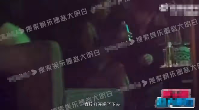 知名歌手疑戀情曝光，凌晨穿性感短裙喝酒，被男方親密摟腰好曖昧