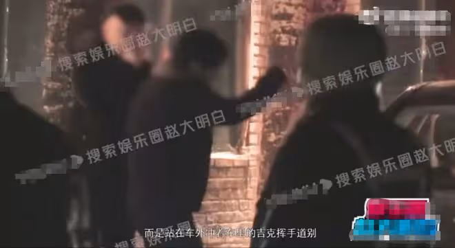 知名歌手疑戀情曝光,凌晨穿性感短裙喝酒,被男方親密摟腰好曖昧