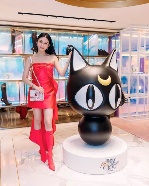 沈月穿桃紅色美少女衣服走秀，成為星二代中最強的資源大咖