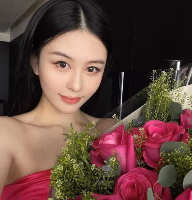 沈月穿桃紅色美少女衣服走秀，成為星二代中最強的資源大咖