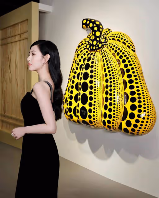 沈月穿桃紅色美少女衣服走秀,成為星二代中最強的資源大咖