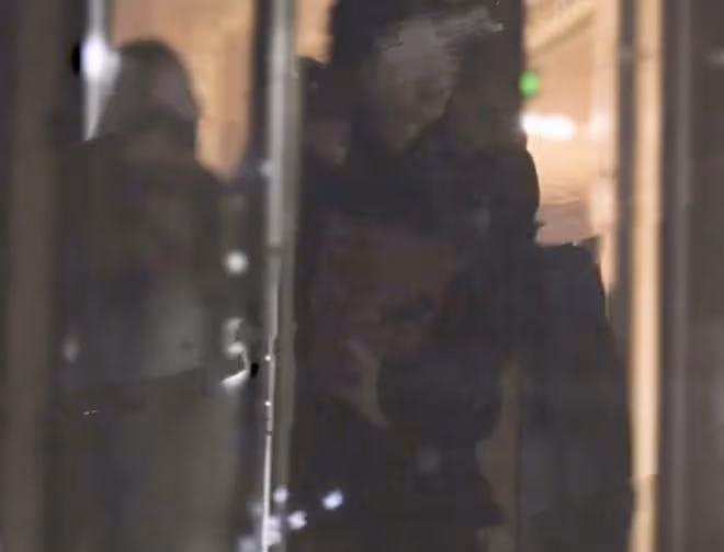 吉克雋逸酒吧聚會，被男子摟腰後順勢倒入對方懷裡，兩人喝一瓶水