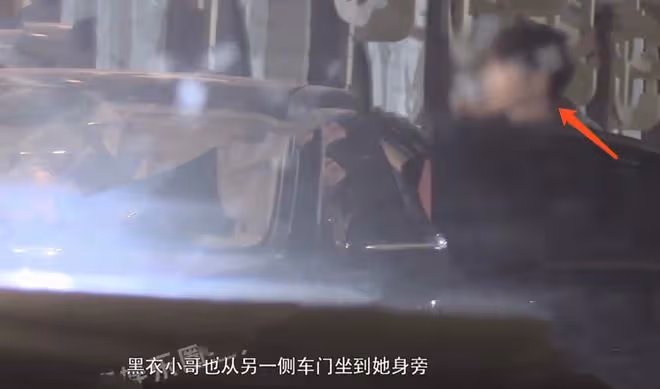 吉克雋逸酒吧聚會，被男子摟腰後順勢倒入對方懷裡，兩人喝一瓶水