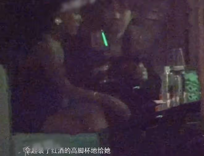 吉克雋逸酒吧聚會，被男子摟腰後順勢倒入對方懷裡，兩人喝一瓶水