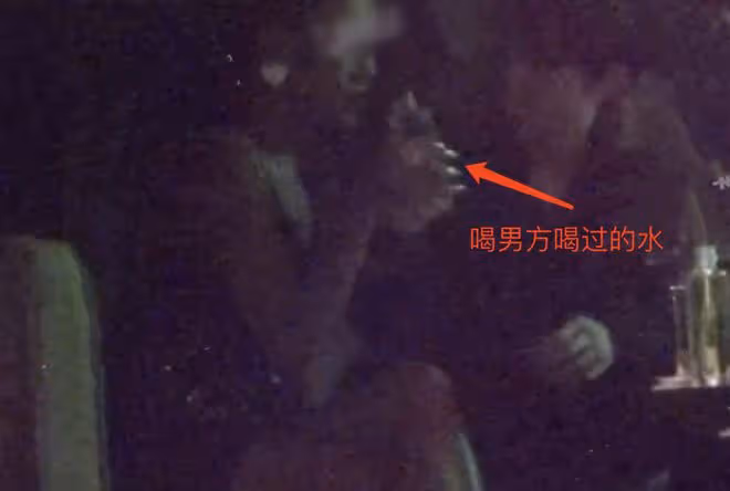 吉克雋逸酒吧聚會，被男子摟腰後順勢倒入對方懷裡，兩人喝一瓶水