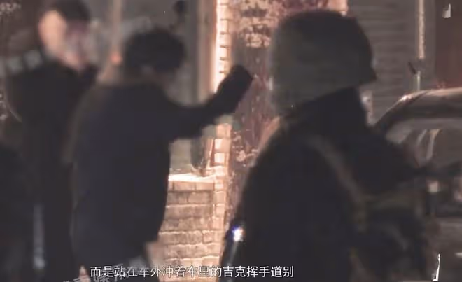 吉克雋逸酒吧聚會，被男子摟腰後順勢倒入對方懷裡，兩人喝一瓶水