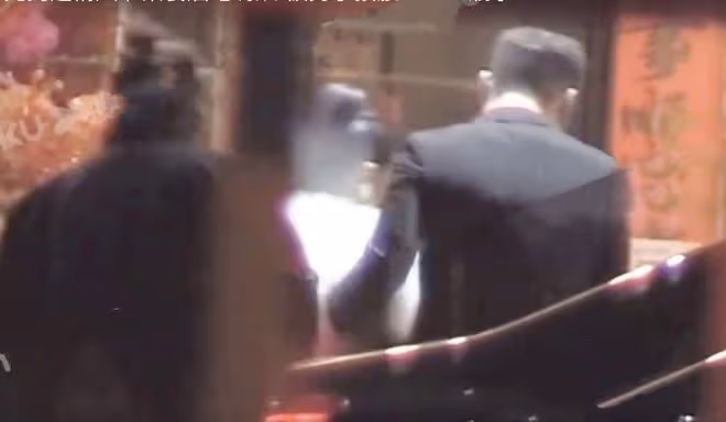 吉克雋逸酒吧聚會，被男子摟腰後順勢倒入對方懷裡，兩人喝一瓶水