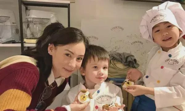 張柏芝一天3瓜!和謝霆鋒同游日本疑似復合,情人節一家五口度過