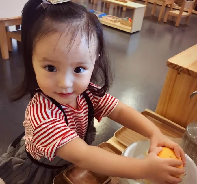 歐弟罕曬父女溫馨合照，溫柔喂長女吃冰淇淋，7歲jojo暴風抽高