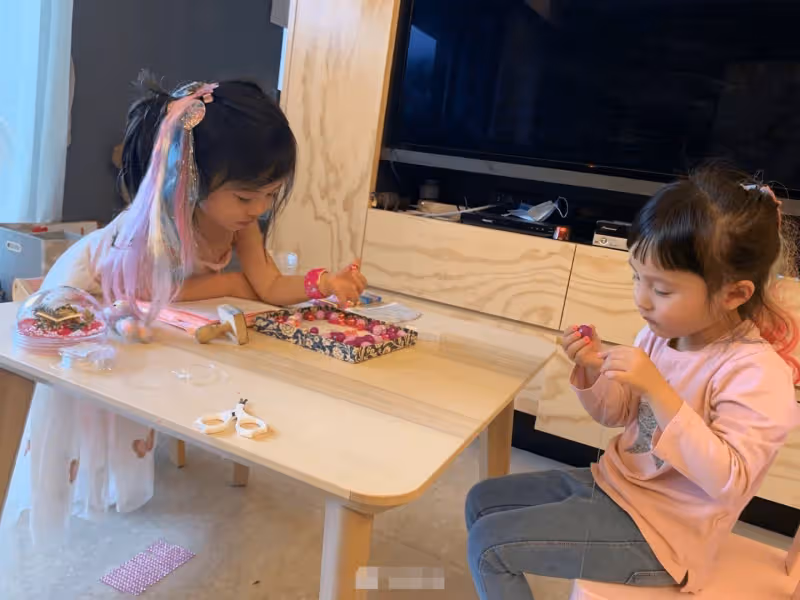 歐弟罕曬父女溫馨合照，溫柔喂長女吃冰淇淋，7歲jojo暴風抽高