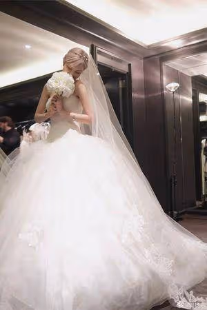 周揚青突曬婚紗照！黑色婚紗「大露美背」牽手西裝男