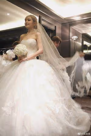 周揚青突曬婚紗照！黑色婚紗「大露美背」牽手西裝男