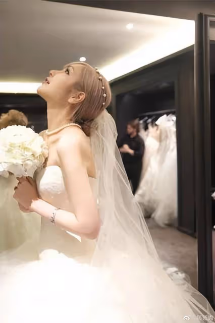 周揚青突曬婚紗照！黑色婚紗「大露美背」牽手西裝男