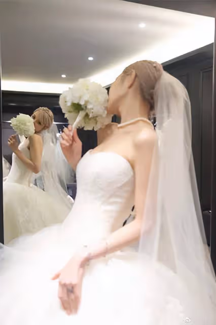 周揚青突曬婚紗照！黑色婚紗「大露美背」牽手西裝男