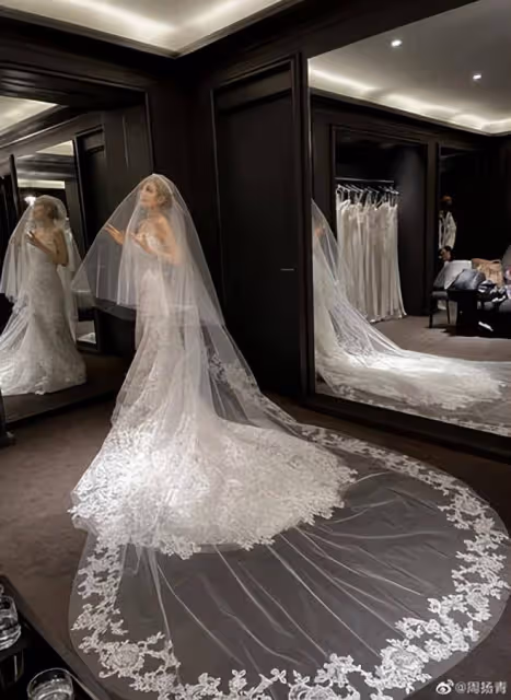 周揚青突曬婚紗照！黑色婚紗「大露美背」牽手西裝男