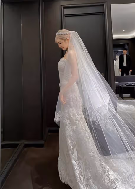 周揚青突曬婚紗照！黑色婚紗「大露美背」牽手西裝男
