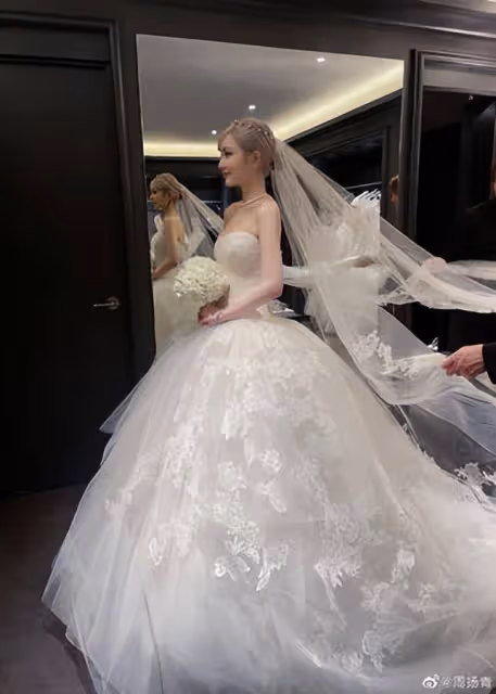 周揚青突曬婚紗照！黑色婚紗「大露美背」牽手西裝男