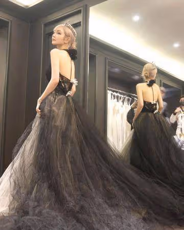 周揚青突曬婚紗照！黑色婚紗「大露美背」牽手西裝男