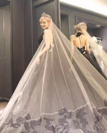 周揚青突曬婚紗照！黑色婚紗「大露美背」牽手西裝男