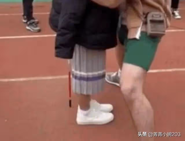 吻戲只拍上半身？鏡頭轉到下半身，這也太搞笑了吧