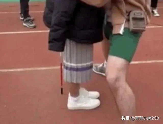 吻戲只拍上半身?鏡頭轉到下半身,這也太搞笑了吧