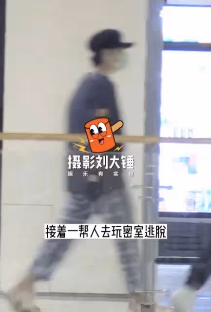 音樂圈頂流汪蘇瀧被曝新戀情,帶女生回家,共穿一件外套還幫提鞋
