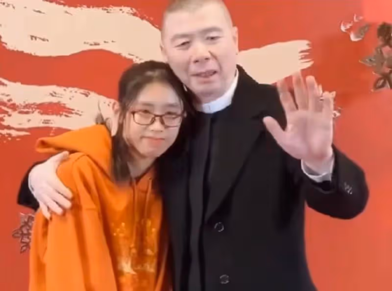 同是馮小剛的女兒,把前妻女兒和「養女」一對比,差距實在太明顯
