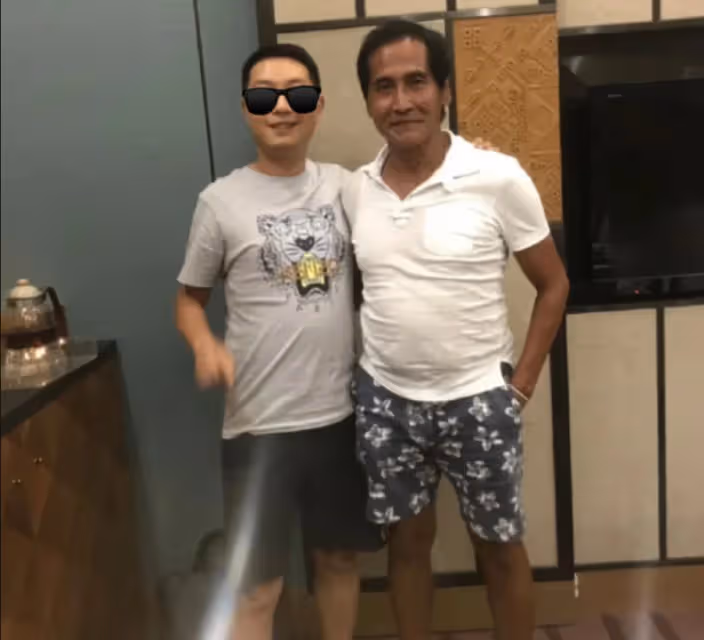 齊秦雲南聚會曝光！禿頭油膩蒼老難辨 ，王祖賢國外獨自與狗為伴