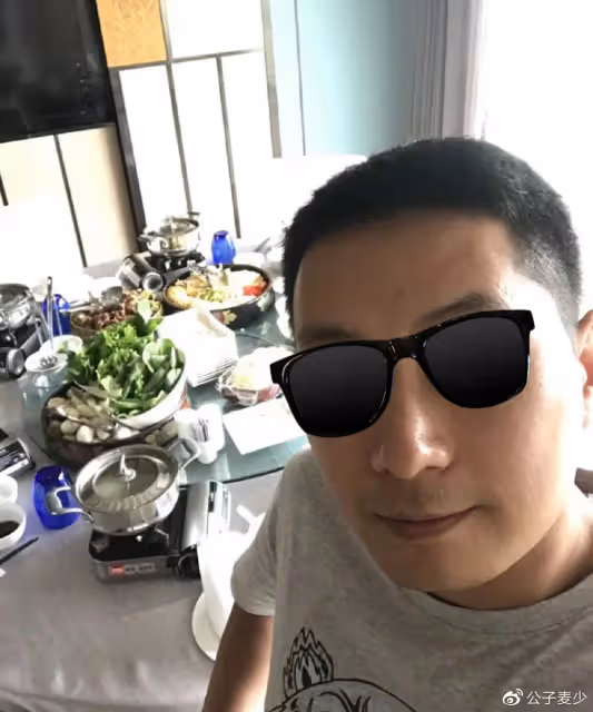 齊秦雲南聚會曝光！禿頭油膩蒼老難辨 ，王祖賢國外獨自與狗為伴