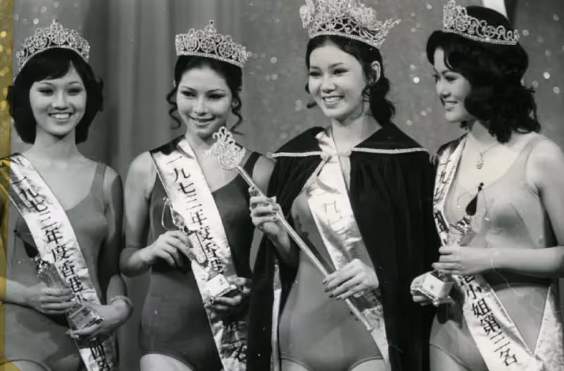 67歲首屆港姐冠軍回港訪友,參加聚會打扮貴氣,退圈後賣房成商人