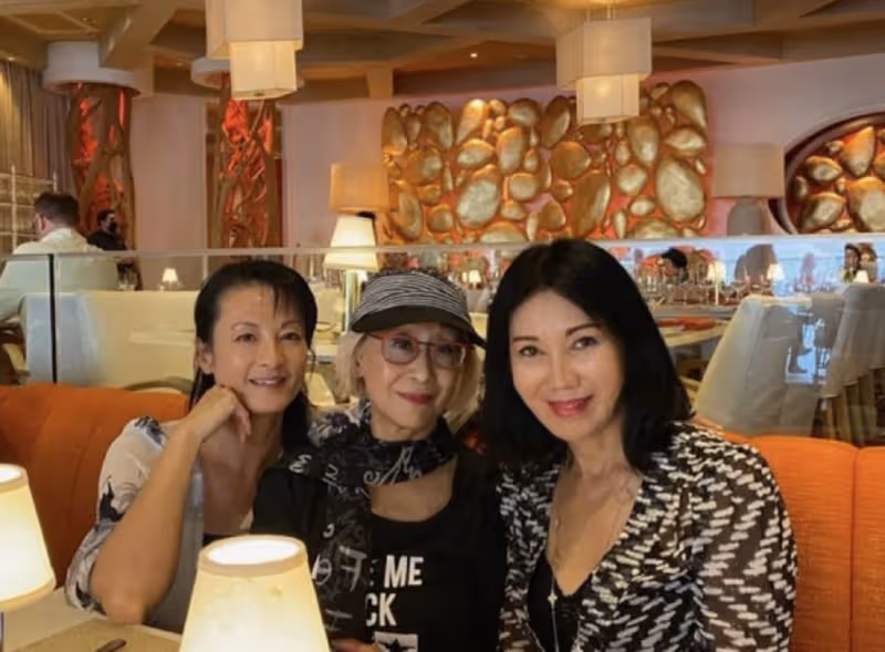 67歲首屆港姐冠軍回港訪友,參加聚會打扮貴氣,退圈後賣房成商人