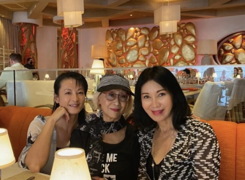 67歲首屆港姐冠軍回港訪友,參加聚會打扮貴氣,退圈後賣房成商人